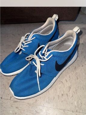 Nike Women’s Blue Mesh Sneakers with Black Swoosh